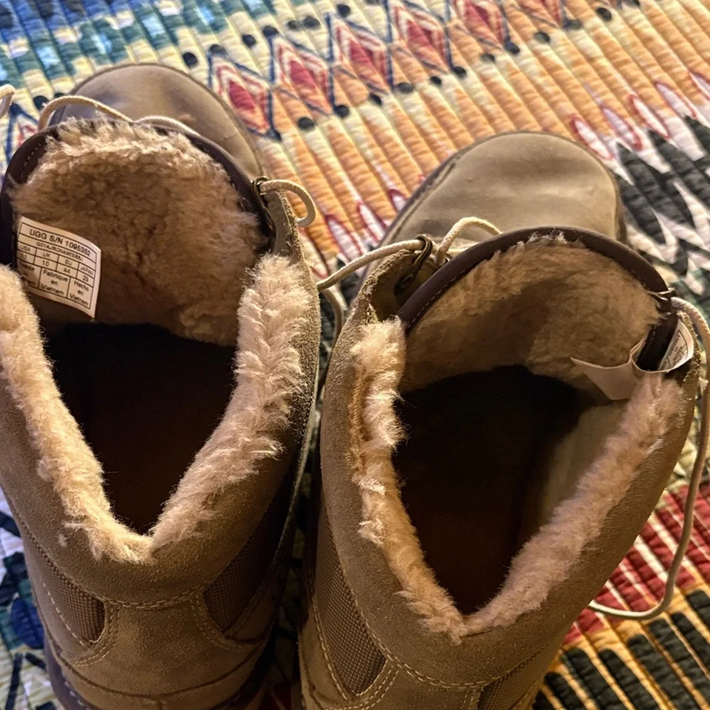 UGG Men’s Chestnut Brown Sherpa-Lined Chukka Boots